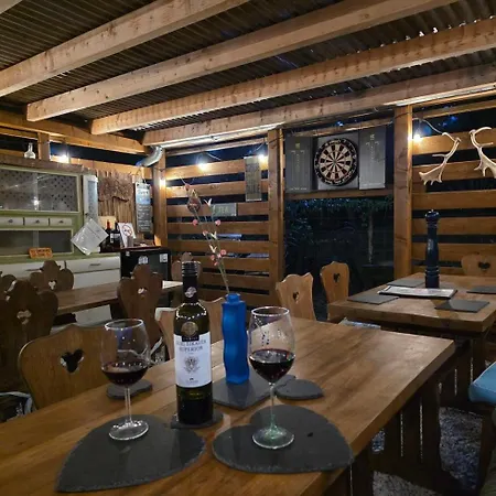 Koppany Pines - Hungarian Village Vendeghaz 招待所 3*